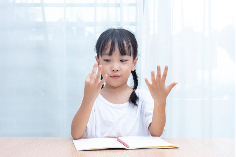 Dạy học sinh lớp 2 tính nhẩm nhanh môn toán. (Ảnh: Sưu tầm Internet)