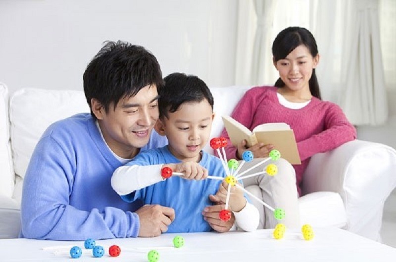 Ba mẹ đồng hành học cùng con. (Ảnh: Sưu tầm Internet)