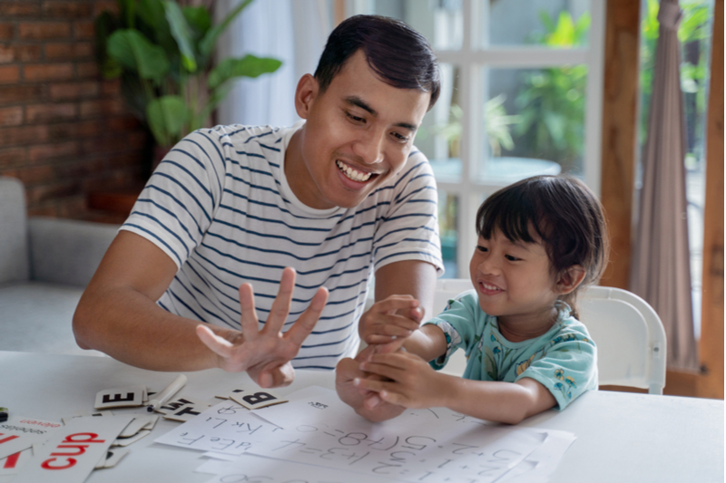 Cần quan sát khi dạy trẻ làm quen với phương pháp tính nhẩm. (Ảnh: Sưu tầm Internet)
