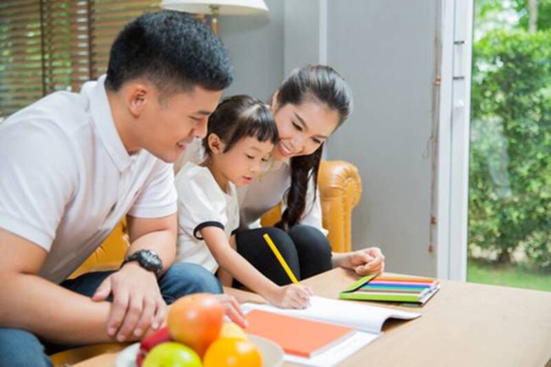 Bố mẹ nên cho con làm bài tập thường xuyên để bé quen với dạng toán có lời văn (Nguồn ảnh: Sưu tầm internet)